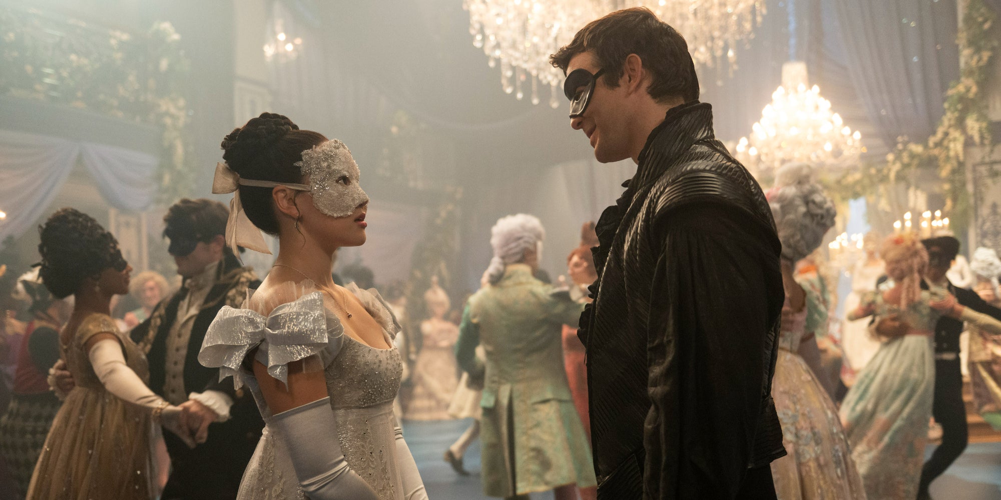 Yerin Ha (Sophie Baek) et Luke Thompson (Benedict Bridgerton) seront au coeur de l'intrigue de la saison 4 de "La Chronique des Bridgerton".