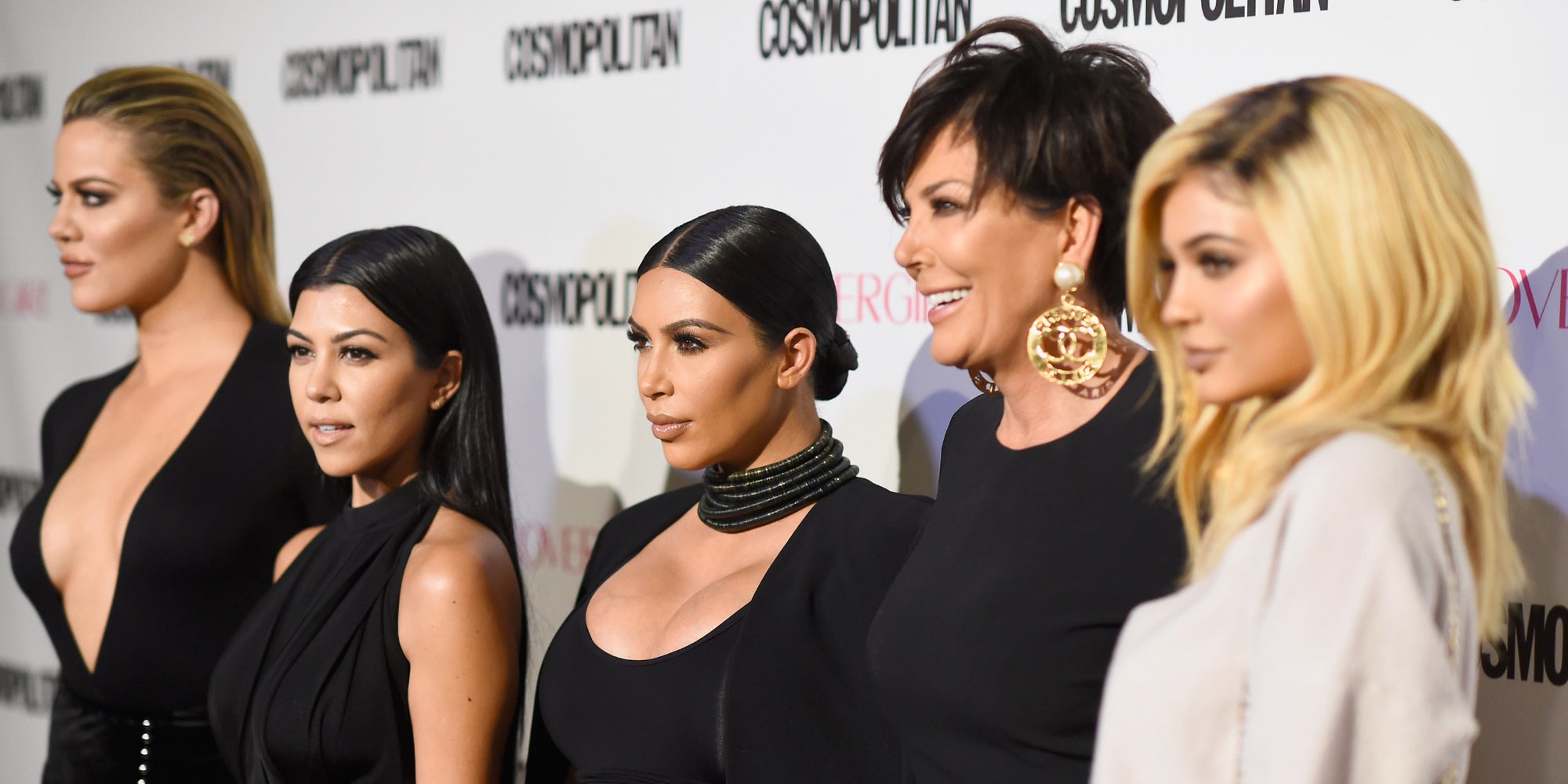 Khloe, Kourtney, Kim, Kris et Kylie sur le tapis rouge de la soirée du 50e anniversaire de Cosmopolitan, à West Hollywood.