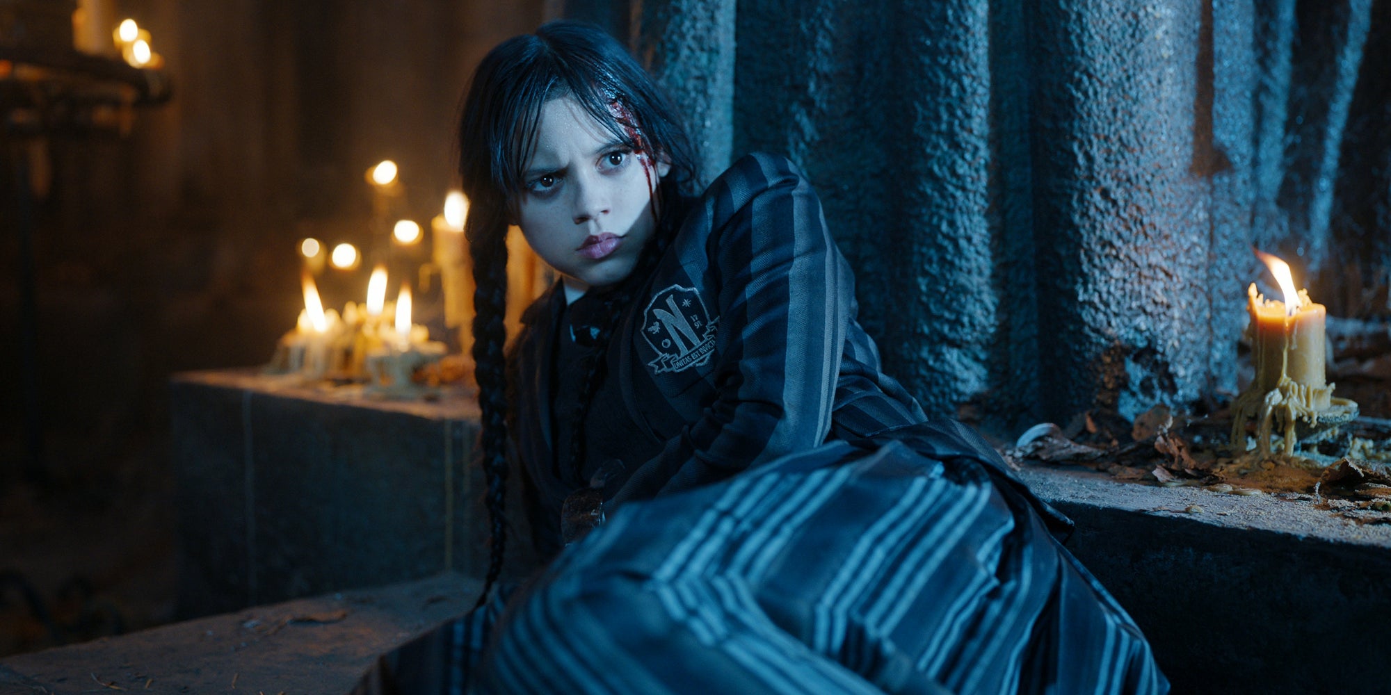 Mercredi Addams (Jenna Ortega) essaye de sauver l'école Nevermore dans l'épisode final de la saison 1 de "Mercredi"