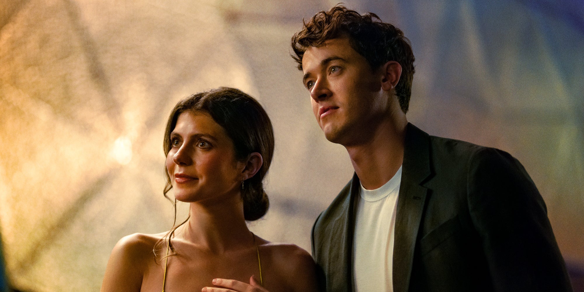 Emily Bader (Poppy) et Tom Blyth (Alex) dans la comédie romantique "People We Meet on Vacation" sur Netflix.