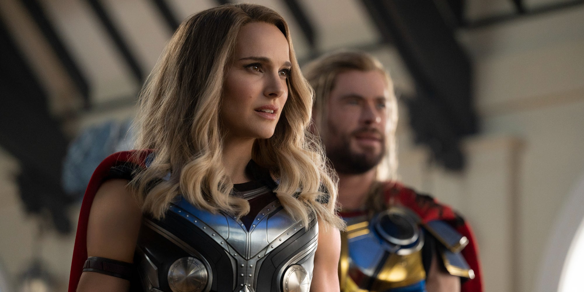 Jane Foster (Natalie Portman) et Thor (Chris Hemsworth) dans Thor : Love and Thunder