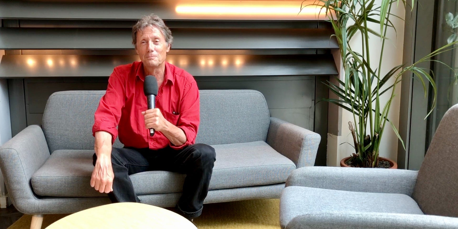 Antoine de Maximy, jamais sans sa chemise rouge...