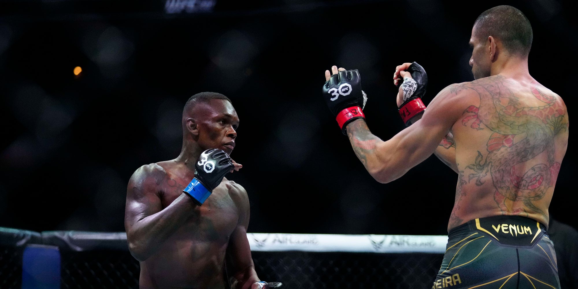 Israel Adesanya (gants bleus) lors de sa revanche pour le titre des poids moyens face à Alex Pereira à l'UFC 287, le 9 avril 2023 à la Miami-Dade Arena. 