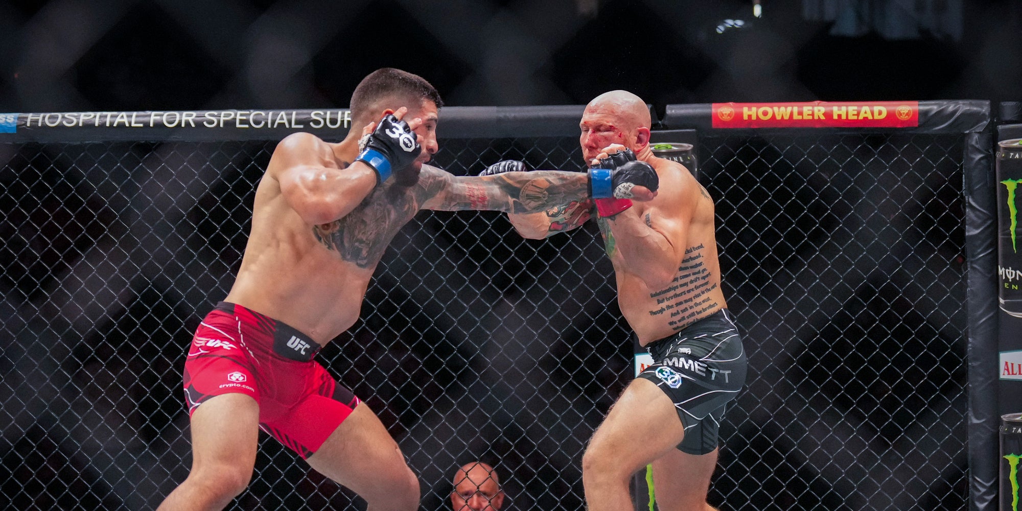 Ilia Topuria lors de son combat contre Josh Emmett, le 24 juin 2023 à la VyStar Veterans Memorial Arena de Jacksonville (Floride).