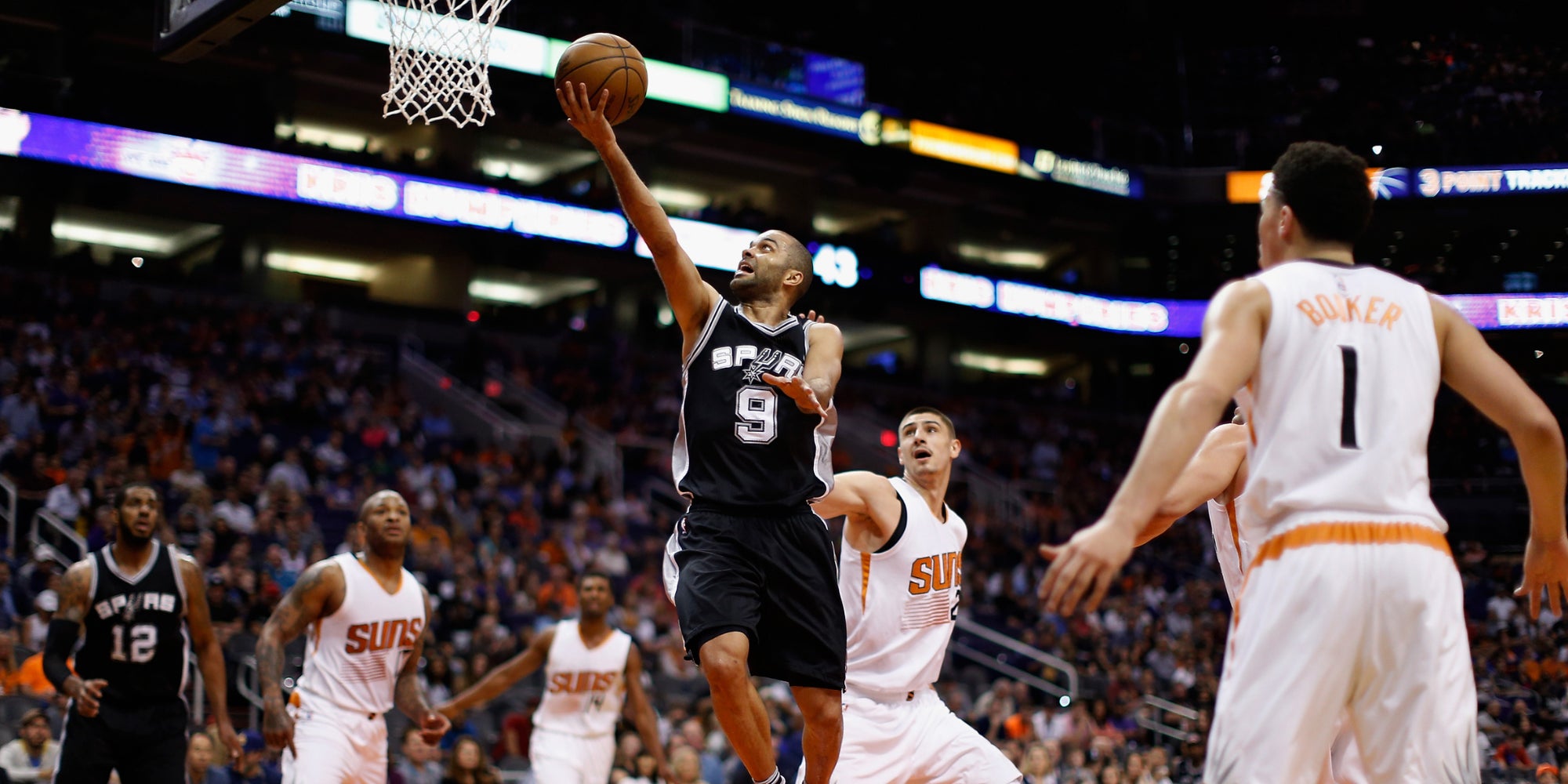 Tony Parker jouant pour les San Antonio Spurs sur le terrain des Phoenix Suns en NBA, le 21 février 2016.