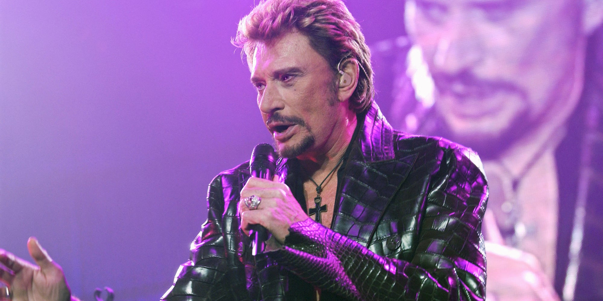Johnny Hallyday se produit, le 15 décembre 2003 au Palais Omnisports de Bercy à Paris, lors de l'un des derniers concerts de sa "Tournée des stades".