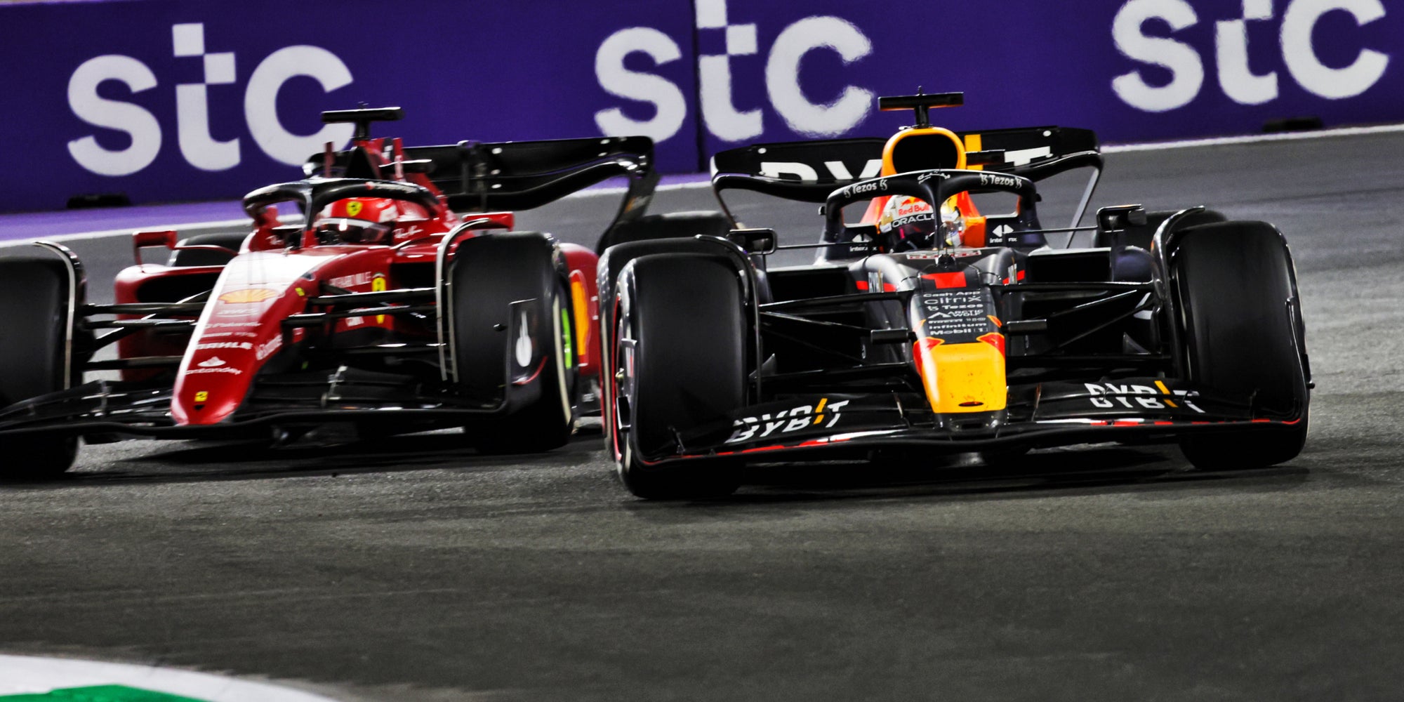 La Red Bull Racing RB18 de Max Verstappen devant la Ferrari F1-75 de Charles Leclerc, au Grand Prix d'Arabie saoudite, à Jeddah, le 27 mars 2022. 