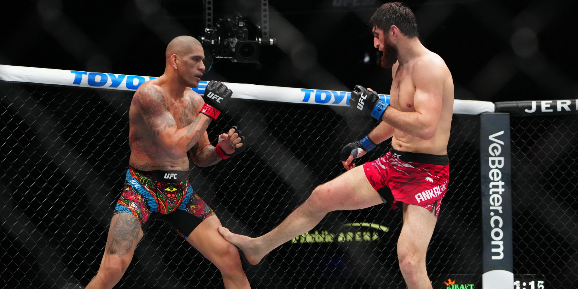 Alex Pereira et Magomed Ankalaev lors de leur premier combat, le 8 mars 2025 à la T-Mobile Arena (Las Vegas).