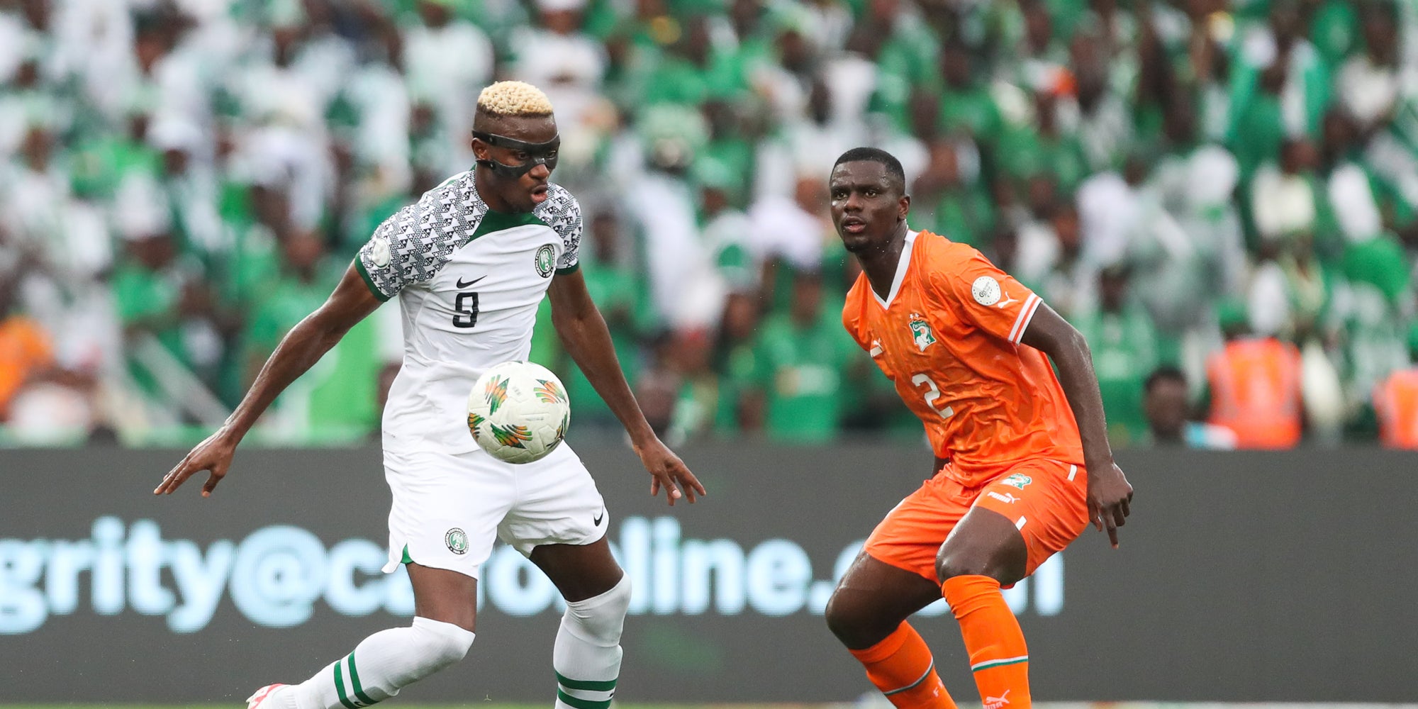 Victor Osimhen et Ousmane Diomande lors du premier match entre le Nigeria et la Côte d'Ivoire, le 18 janvier 2024 au Stade Alassane Ouattara d'Abidjan.