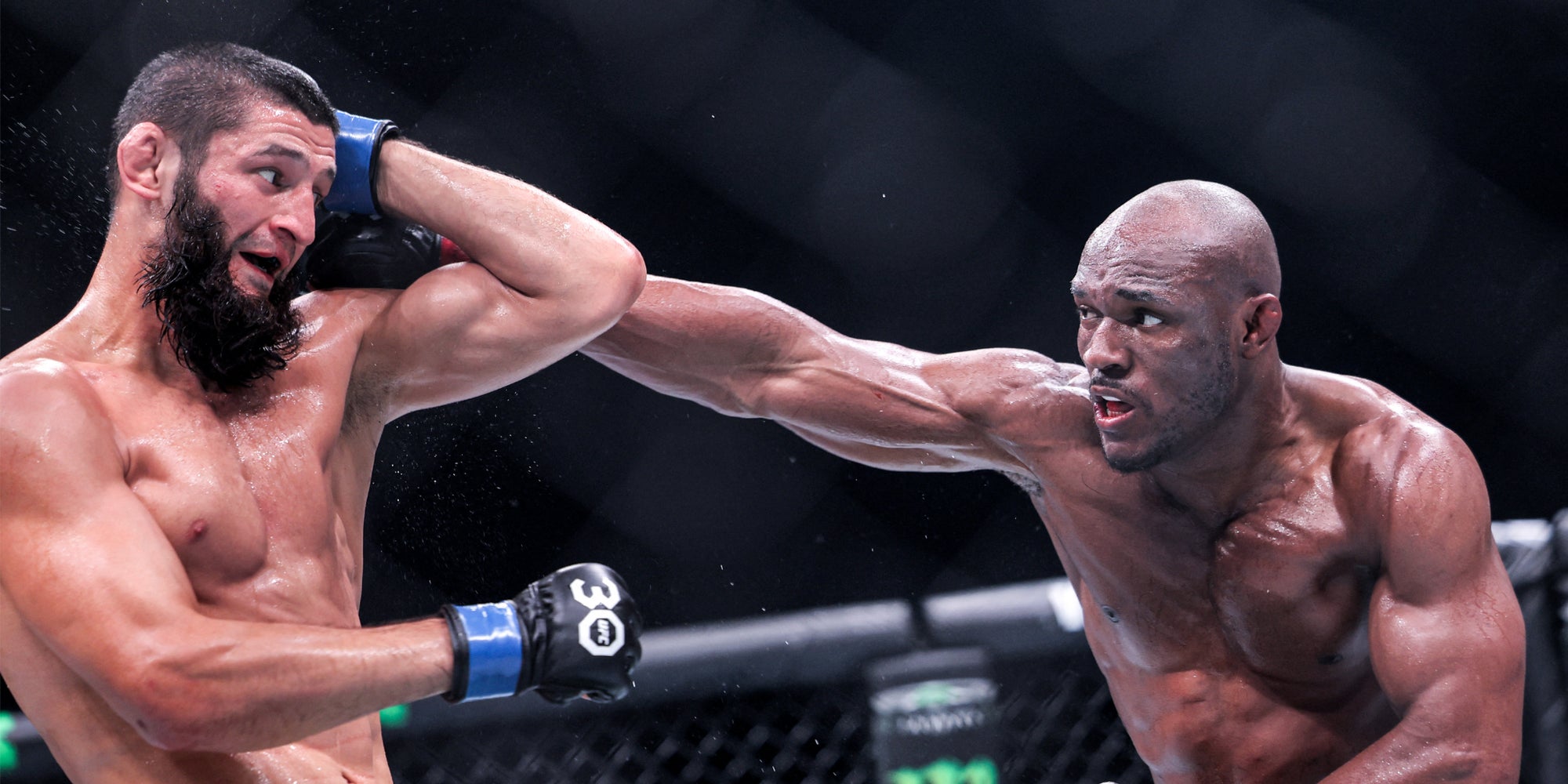 Khamzat Chimaev (gants bleus) lors de son combat contre Kamaru Usman, le 21 octobre 2023 à l'Etihad Arena d'Abou Dabi (Émirats arabes unis).