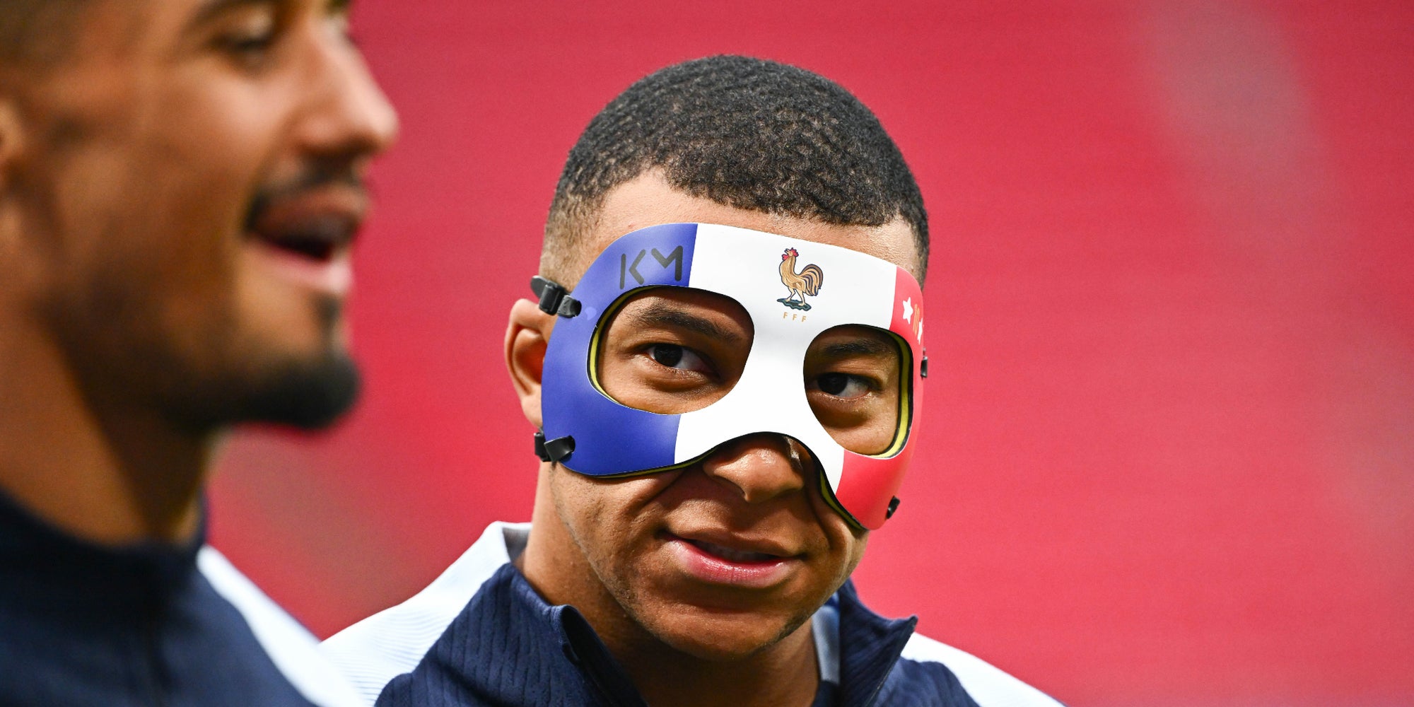 Kylian Mbappé et son fameux masque tricolore, le 20 juin 2024 lors de l'entraînement des Bleus à Leipzig.