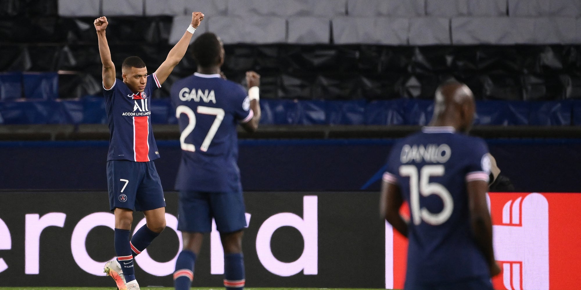 Kylian Mbappé, Idrissa Gueye et Danilo Pereira après le match retour en quarts face au Bayern Munich, au Parc des Princes à Paris, le 21 avril 2021.