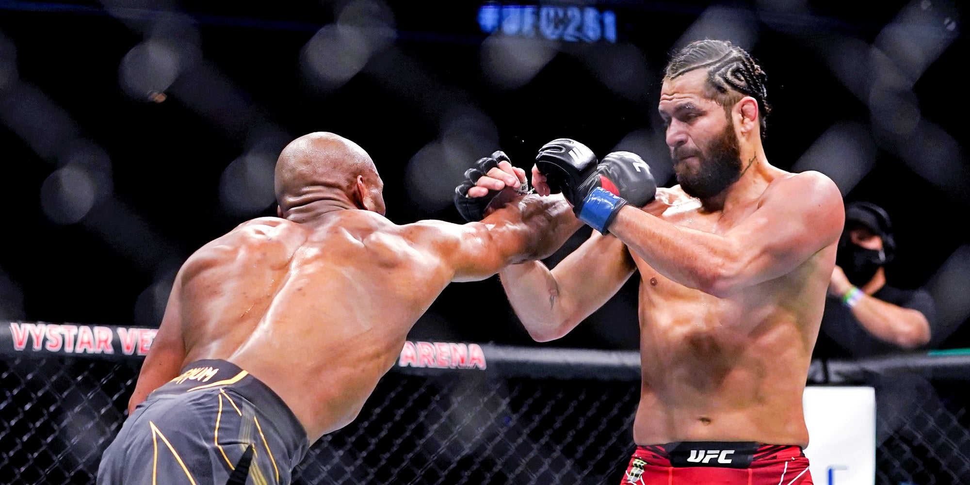 Jorge Masvidal (à droite) face à Kamaru Usman lors de l'UFC 261, à Jacksonville, en Floride, le 24 avril 2021.
