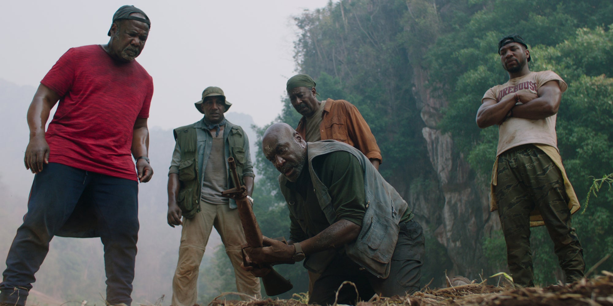 Isiah Whitlock Jr., Norm Lewis, Delroy Lindo, Clarke Peters et Jonathan Majors dans "Da 5 Bloods".