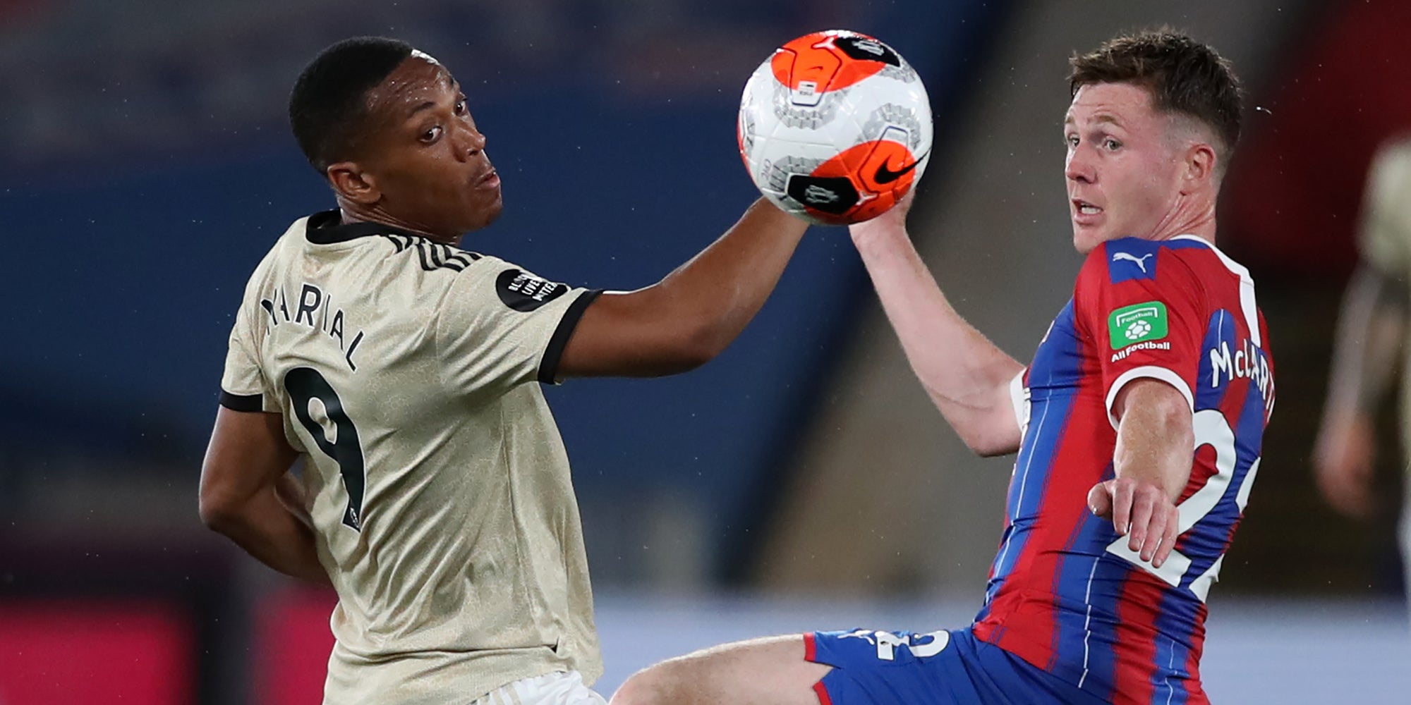 Manchester United en forme avec Anthony Martial, face à James McCarthy de Crystal Palace, en 36ème journée de Premier League, à Londres, le 16 juillet 2020.