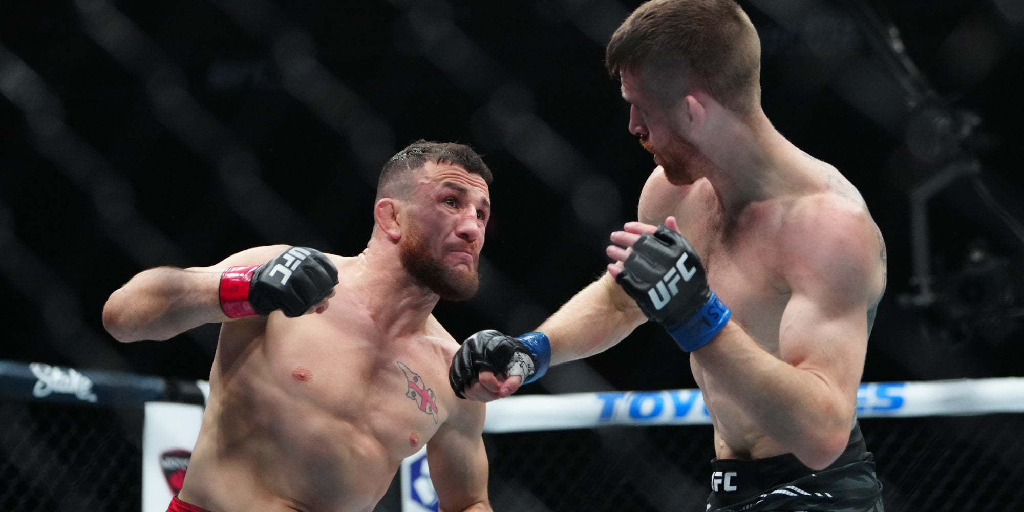 Merab Dvalishvili (gants rouges) lors de son combat face à Cory Sandhagen, le 4 octobre à la T-Mobile Arena de Las Vegas.