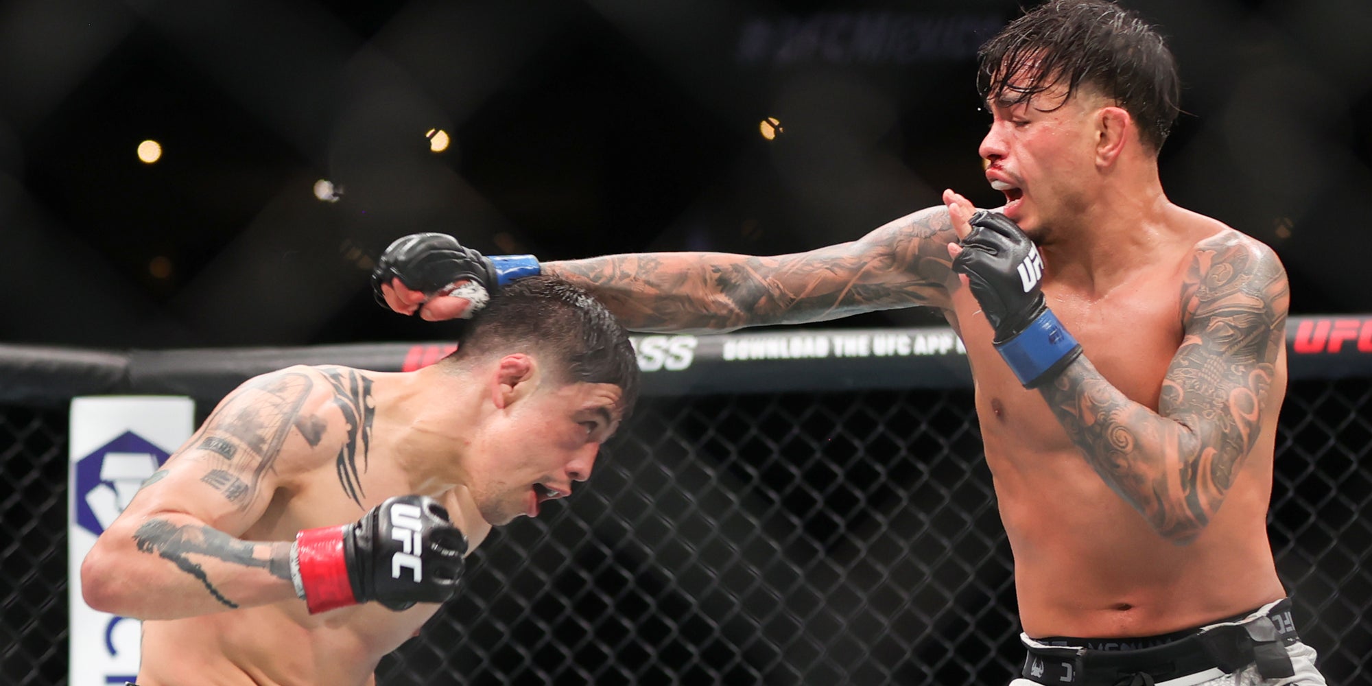 Brandon Royval frappe Brandon Moreno lors de l'UFC Fight Night à la CDMX Arena, le 24 février 2024 à Mexico, au Mexique. 
