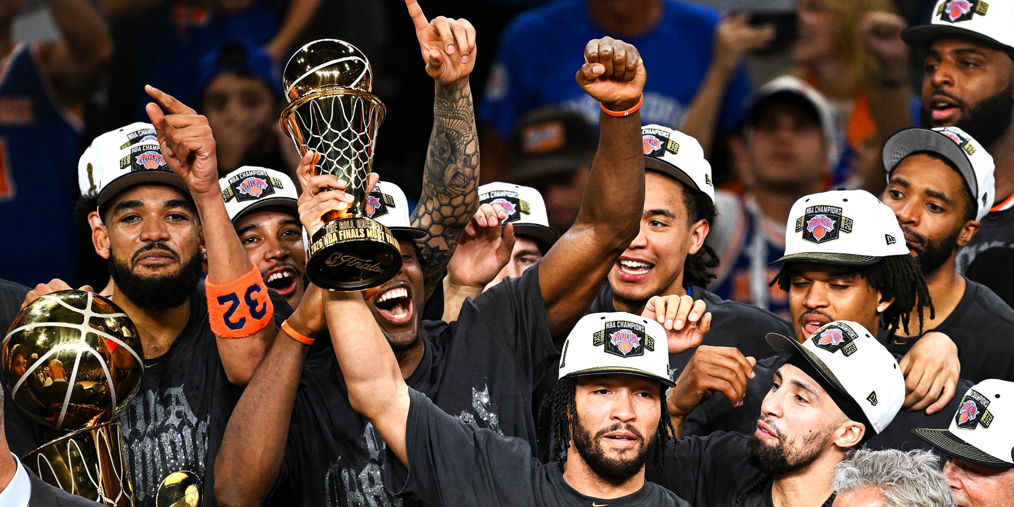 Jalen Brunson brandit le trophée de MVP après le match 5 opposant les Knicks aux Spurs, lors des Finales NBA à San Antonio, le 13 juin 2026.