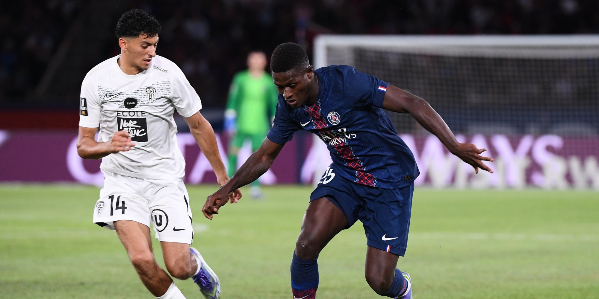 Yassin Belkhdim (à gauche) d'Angers et Nuno Mendes (à droite) du Paris Saint-Germain durant le match de Ligue 1 entre leurs deux clubs, le 22 août au Parc des Princes.