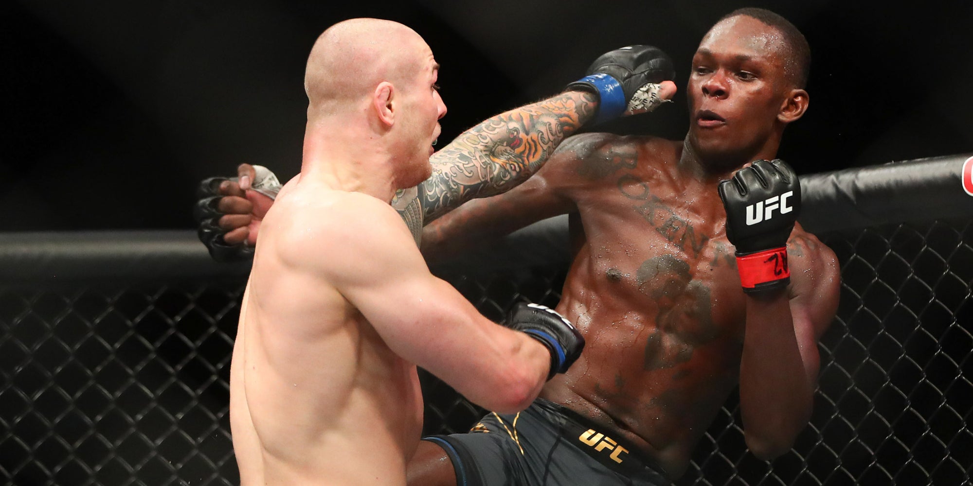 Adesanya (gants rouges) contre Vettori (gants bleus) lors de l'UFC 263, qui s'est tenu à la Gila River Arena à Glendale, dans l'Arizona, le 12 juin 2021.