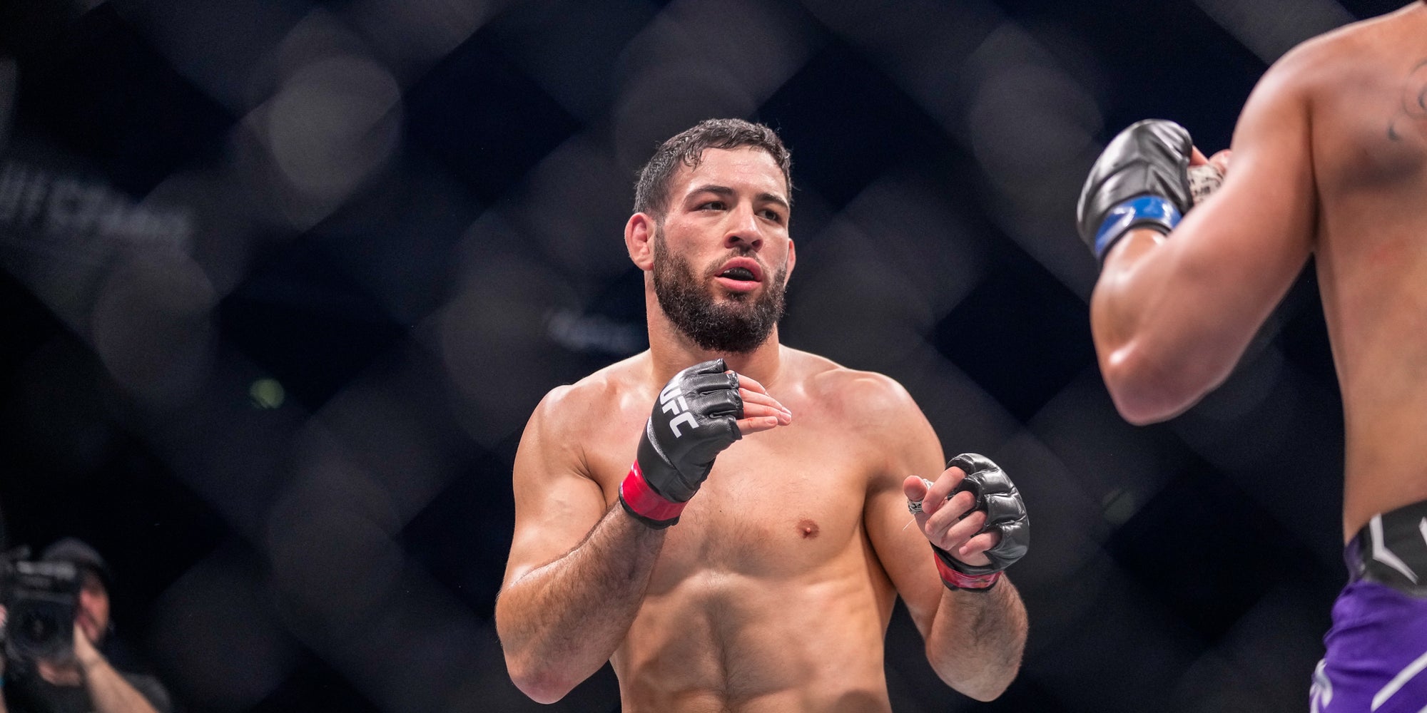 Nassourdine Imavov lors de son combat face à Brendan Allen, le 28 septembre 2024 à l'Accor Arena (Paris).