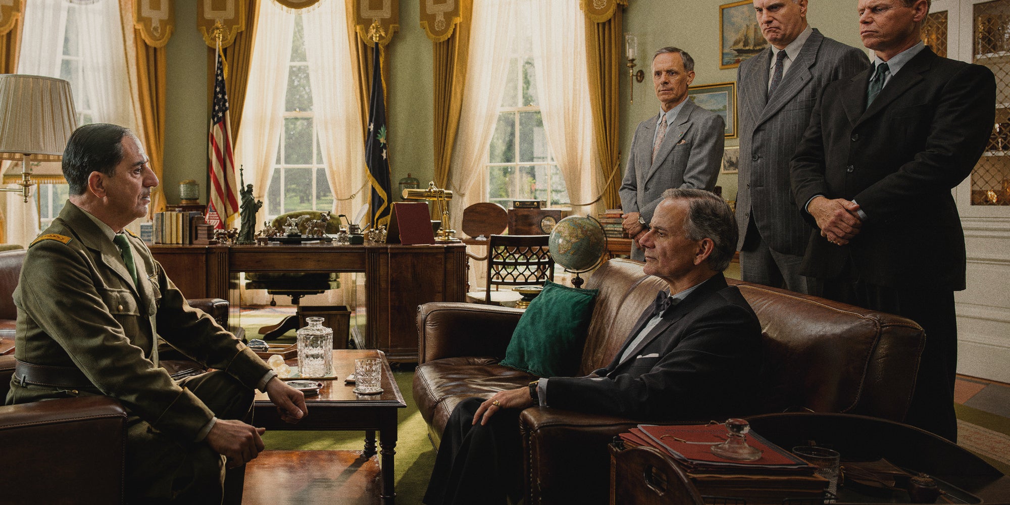 Simon Abkarian et Campbell Scott dans "La Bataille de Gaulle : J’écris ton nom".