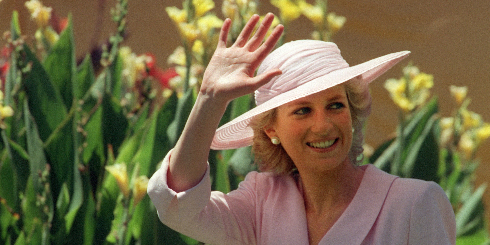 La princesse de Galles, Diana Spencer, salue la foule le 27 janvier 1988, pendent sa visite du Footscray Park à Melbourne.
