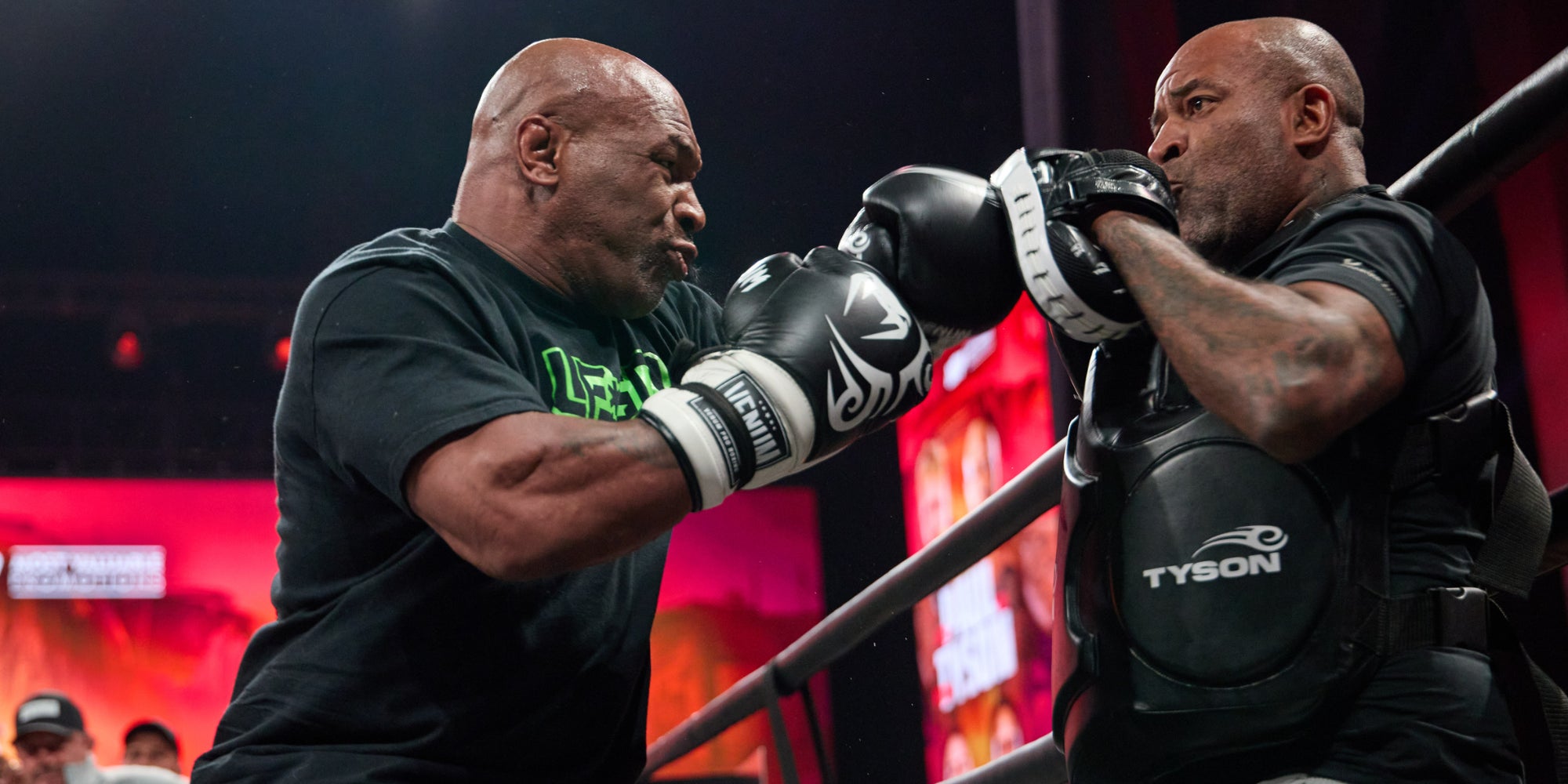 Mike Tyson lors d’un entraînement ouvert au public, quelques jours avant d’affronter Jake Paul.