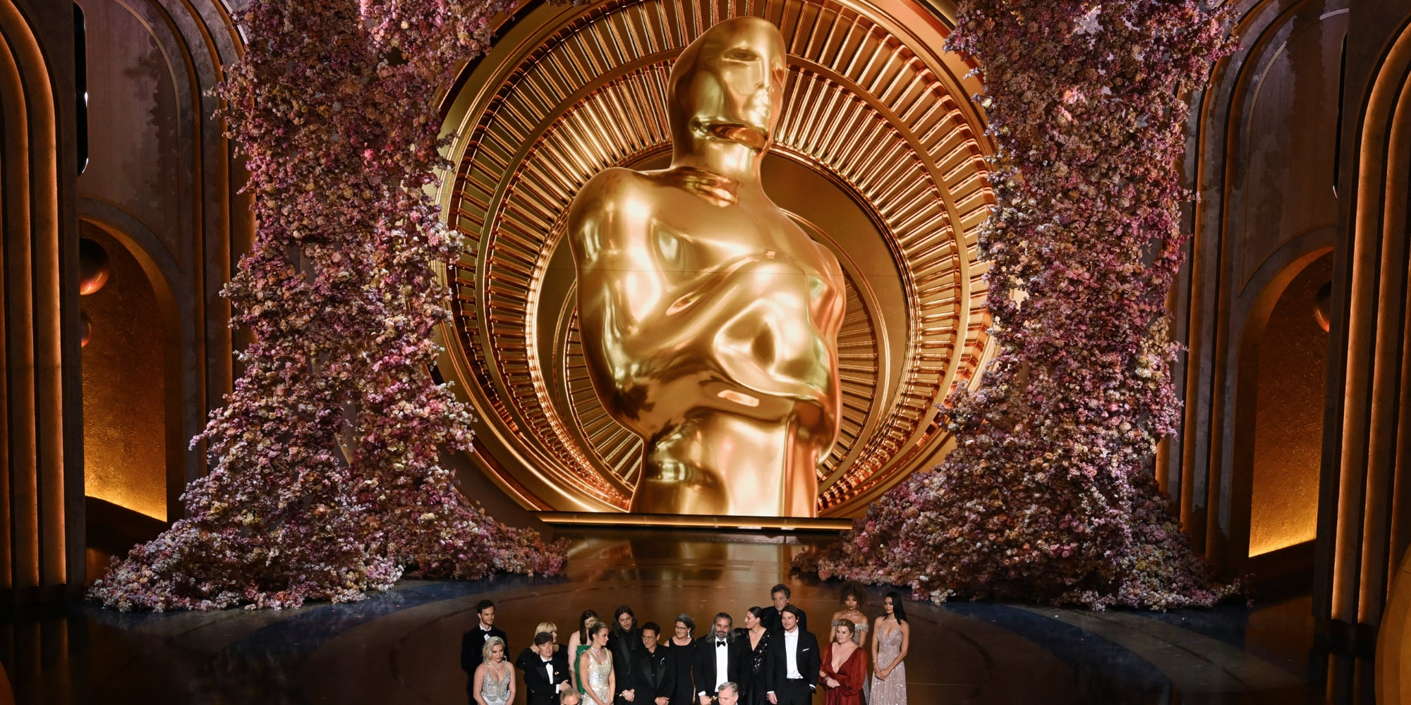 La productrice britannique Emma Thomas, le producteur américain Charles Roven et le réalisateur britannique Christopher Nolan acceptent le prix du meilleur film pour "Oppenheimer" lors de la 96e cérémonie annuelle des Oscars, le 10 mars 2024 au Dolby Theatre de Hollywood (Californie).