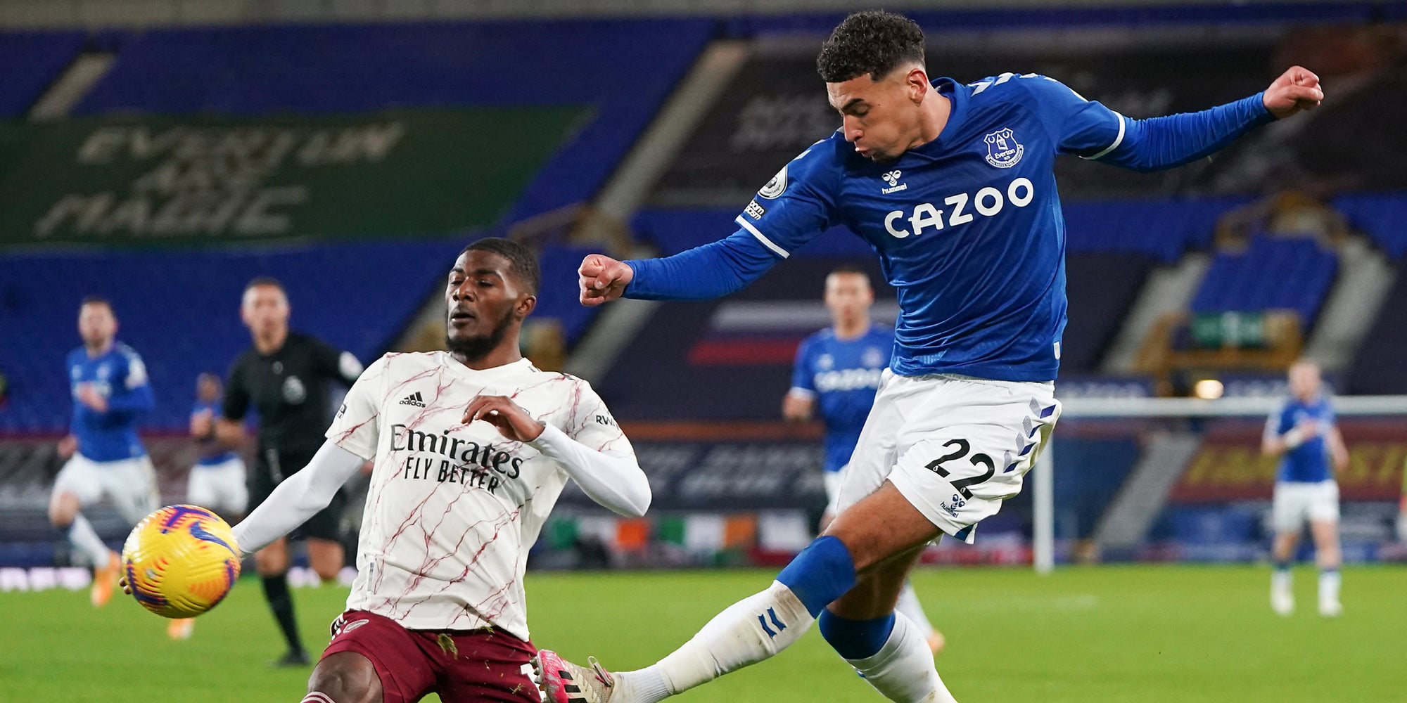 Ainsley Maitland-Niles et Ben Godfrey lors du match de Premier League Everton - Arsenal, à Liverpool, le 19 décembre 2020.