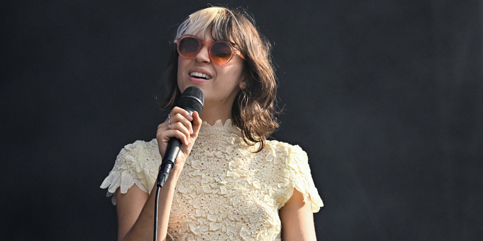 La chanteuse Pomme sur scène, lors de la 18ème édition de Rock en Seine au Parc de Saint-Cloud, le 28 août 2022. 