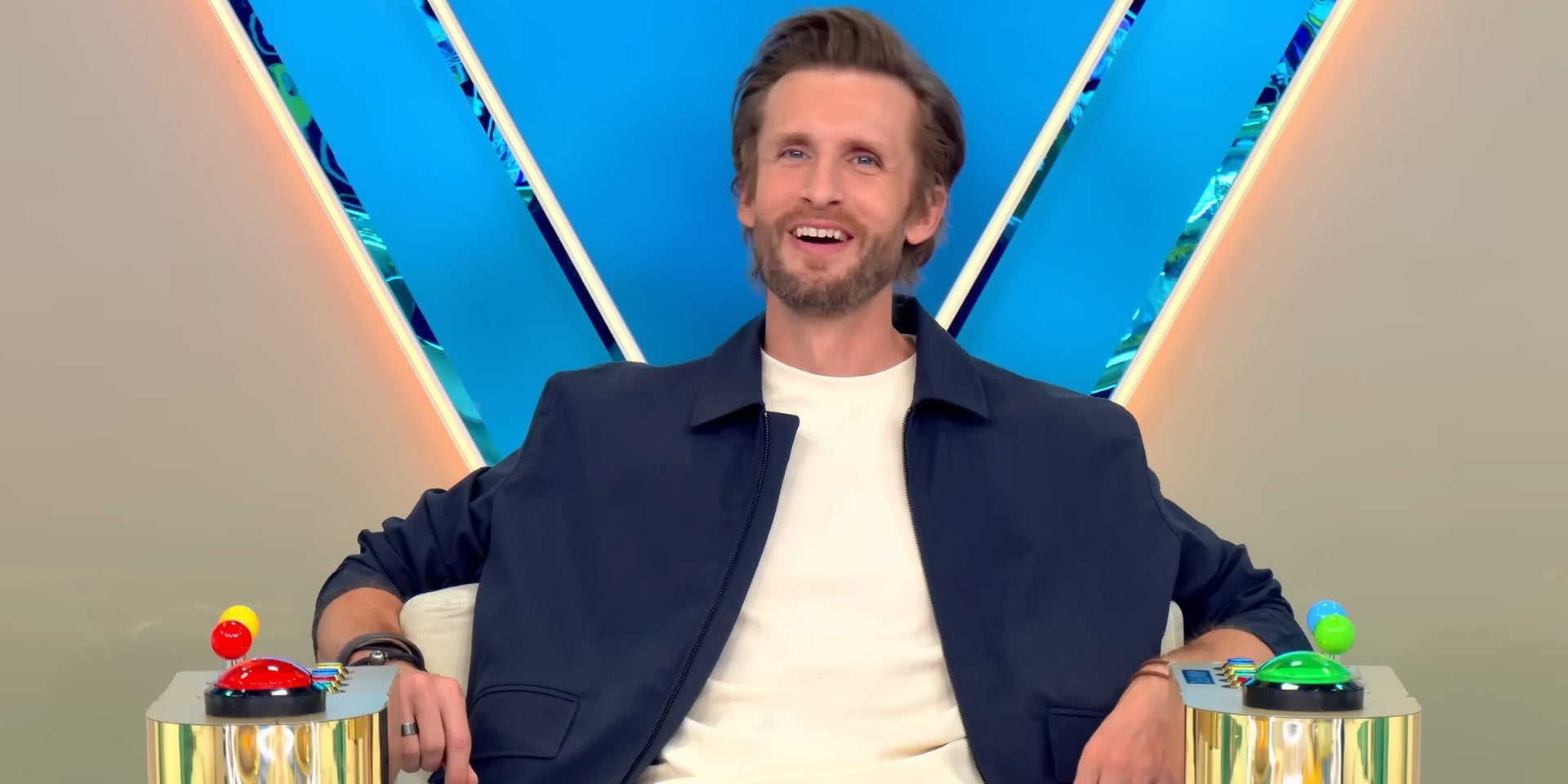 Philippe Lacheau reprend son rôle de maitre du jeu dans LOL IRL, une version inédite du jeu LOL : Qui rit, sort !, prochainement sur Prime Video.