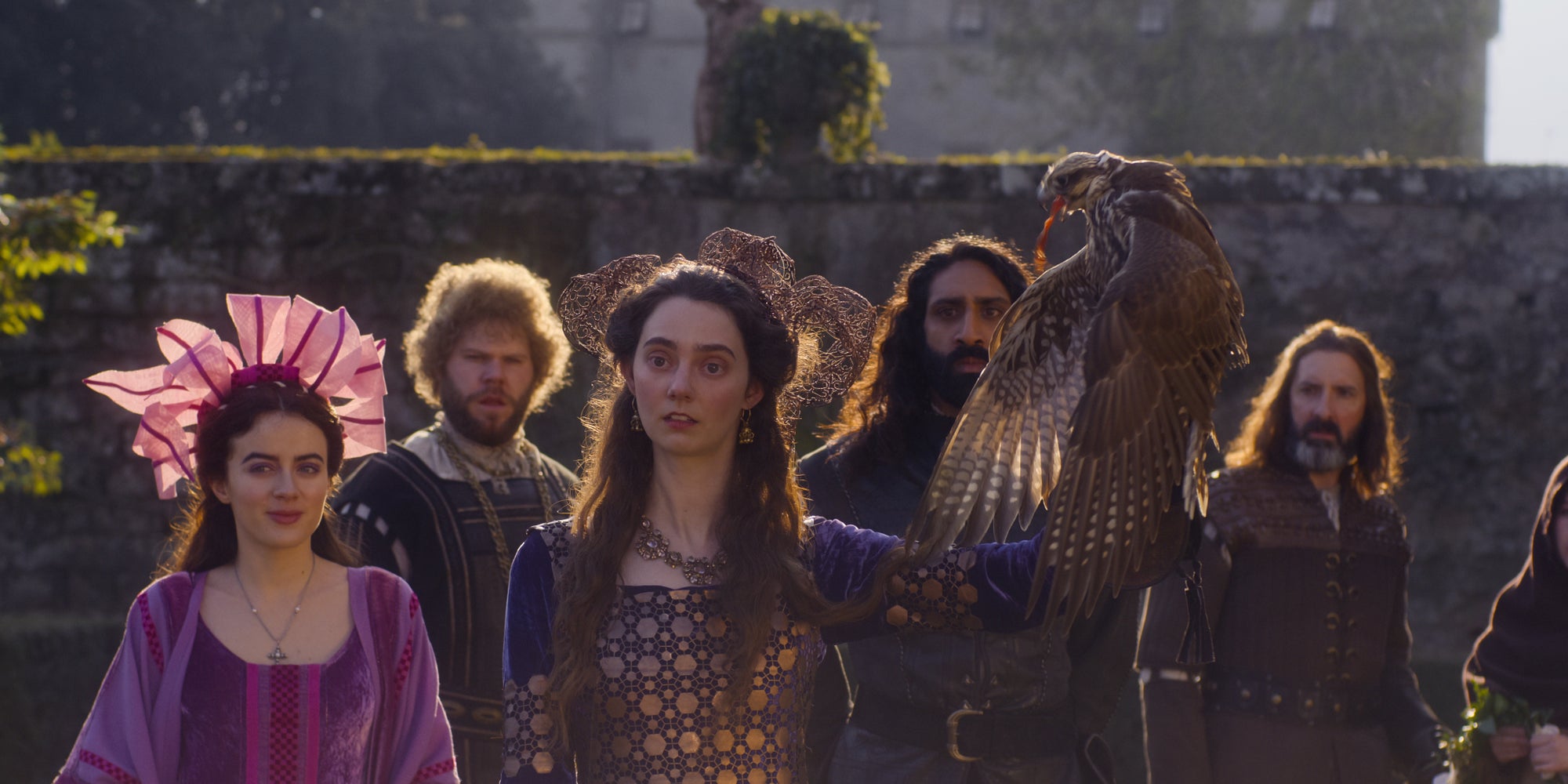 Neifile (Lou Gala), Tindaro (Douggie McMeekin), Licisca (Tanya Reynolds), Dioneo (Amar Chadha-Patel) et Sirisco (Tony Hale) dans "Le Décaméron" sur Netflix. 
