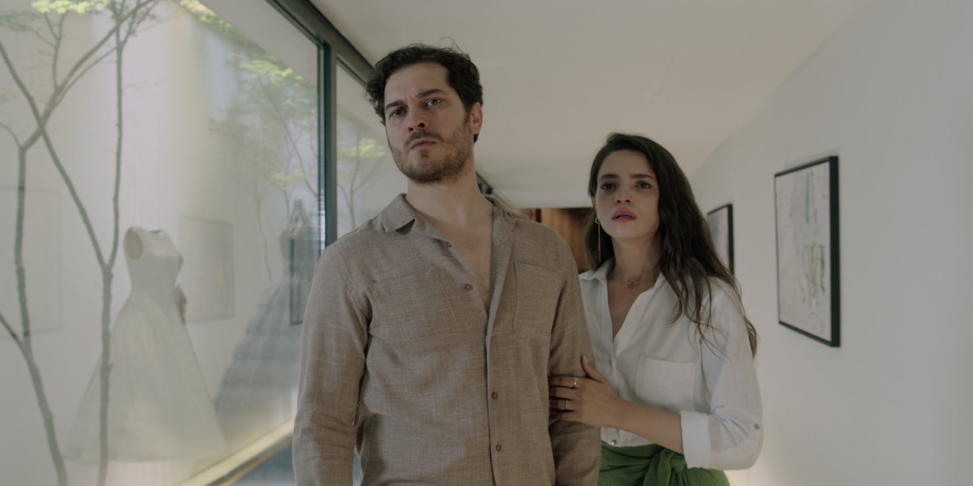 Çağatay Ulusoy et Şifanur Gül dans la saison 2 de la série "Le Tailleur" disponible dès maintenant sur Netflix.