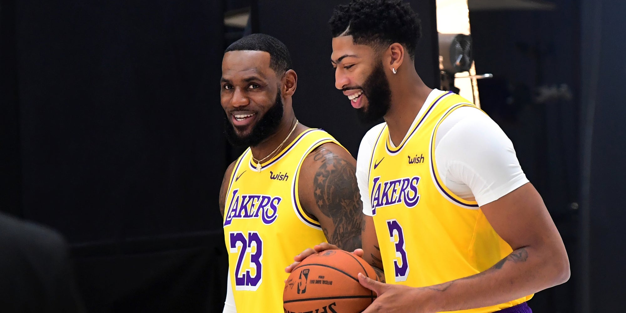 LeBron James et Anthony Davis en promotion pour les Lakers, à Los Angeles, le 27 septembre 2019.