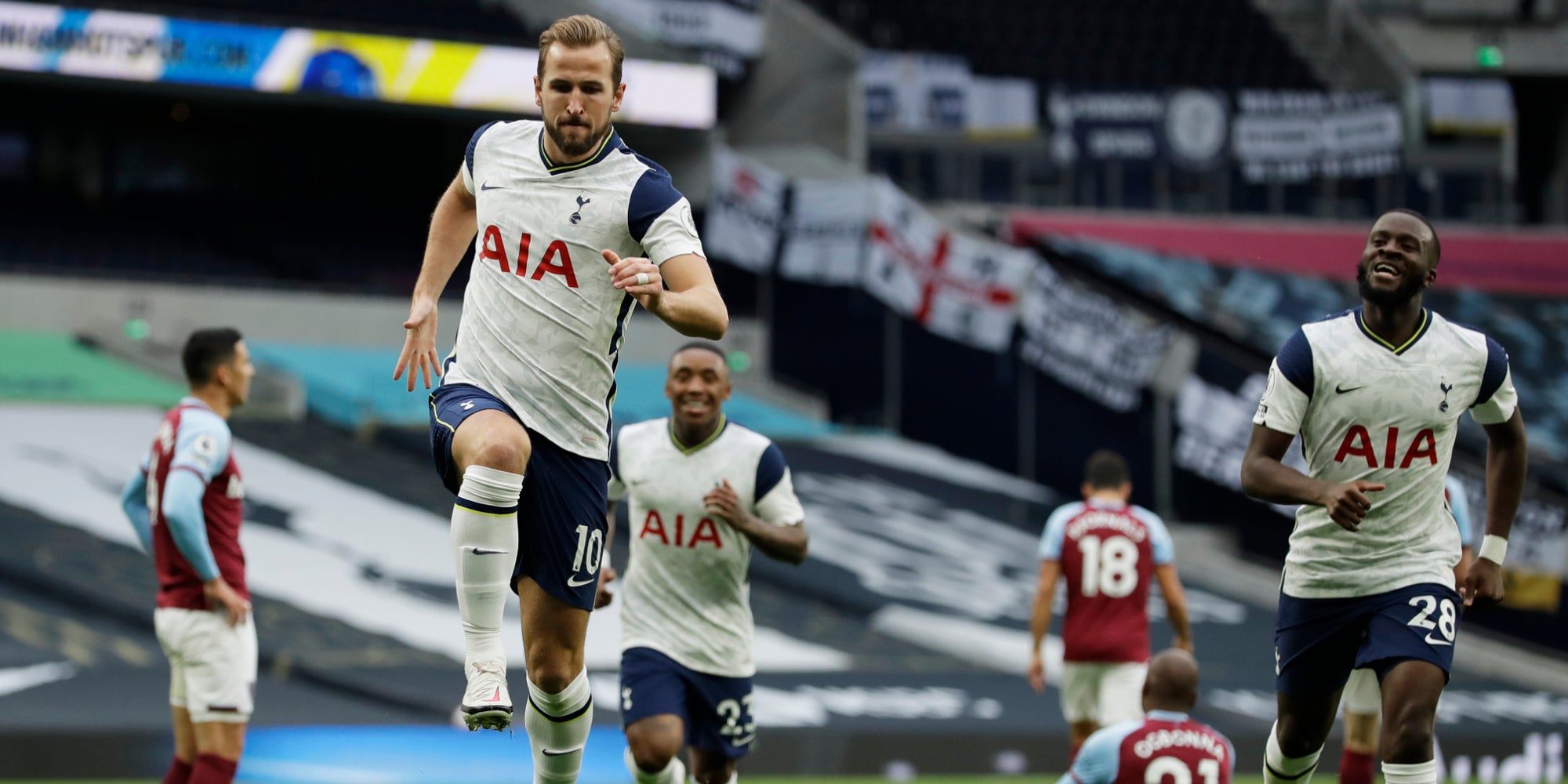 Les joueurs de Tottenham célèbrent un but contre West Ham, le 18 octobre 2020 à Londres