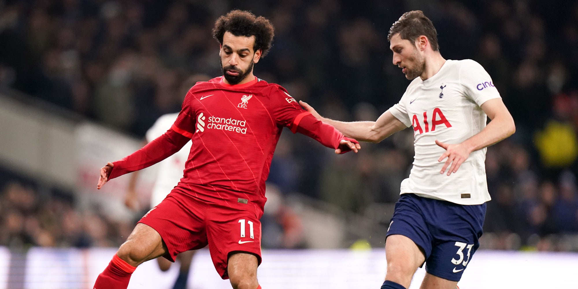 Mohamed Salah et Ben Davies lors d'un match Tottenham Hotspur - Liverpool, à Londres, le 19 décembre 2021