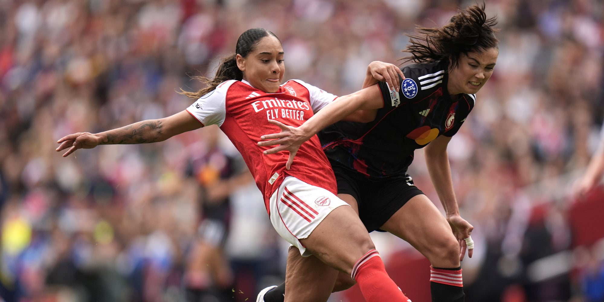 Olivia Smith (à gauche) et Ingrid Engen (à droite) durant la demi-finale aller de Ligue des champions féminine entre Arsenal et l'OL Lyonnes à l'Emirates Stadium de Londres, le 26 avril 2026.