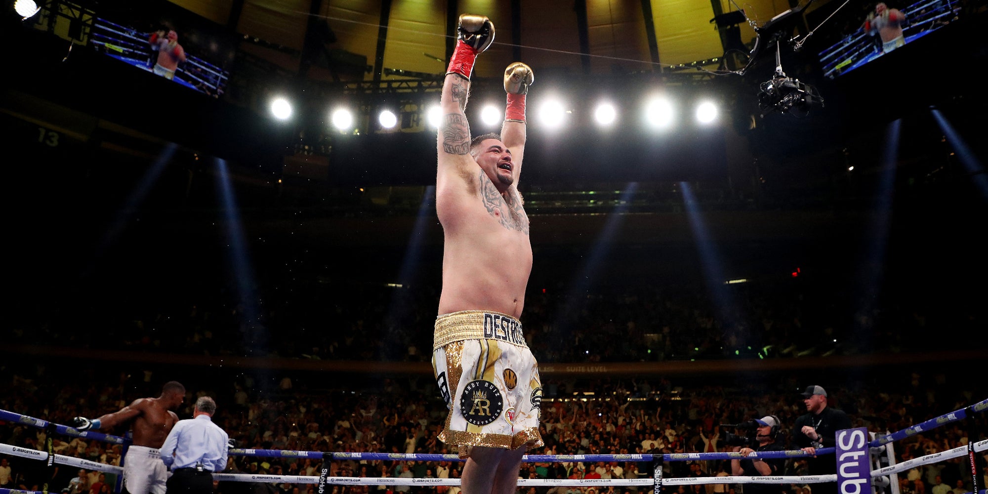 Andy Ruiz Jr célèbre son KO technique contre Anthony Joshua, au Madison Square Garden à New York, le 1er juin 2019.