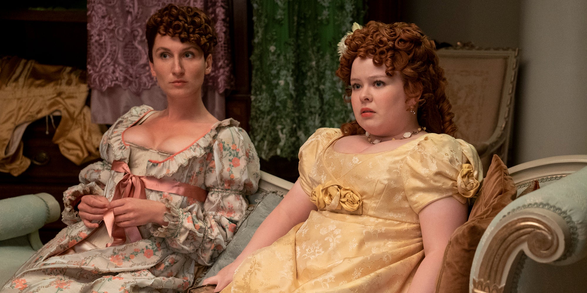 Bessie Carter et Nicola Coughlan dans "La Chronique des Bridgerton". 