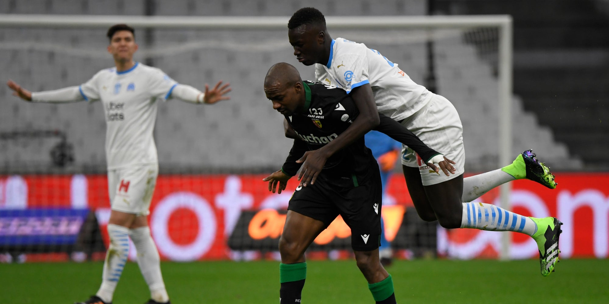 Lensois et Marseillais à la lutte lors de Marseille-Lens, le 20 janvier 2021 au Stade Vélodrome de Marseille