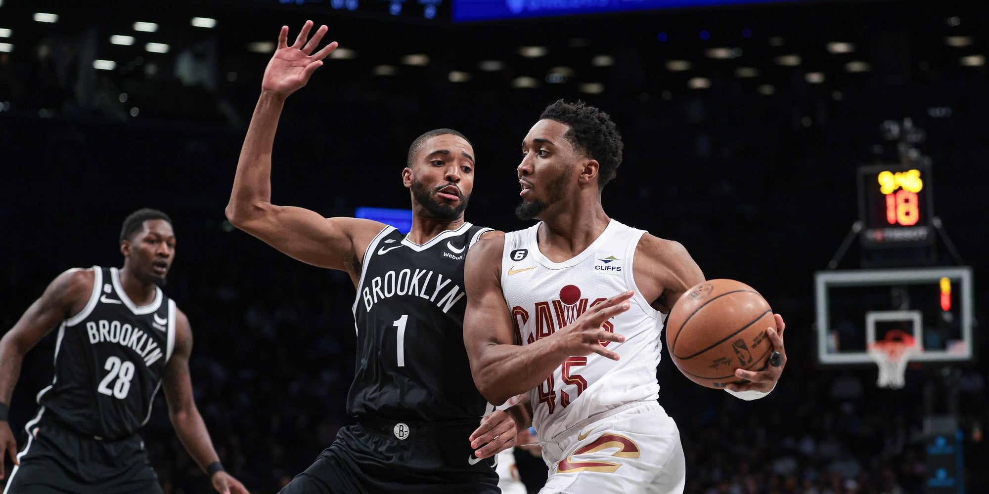 Donovan Mitchell (Cleveland Cavaliers) face à Mikal Bridges (Brooklyn Nets) lors de la saison régulière de NBA, le 21 mars 2023 au Barclays Center de New York.