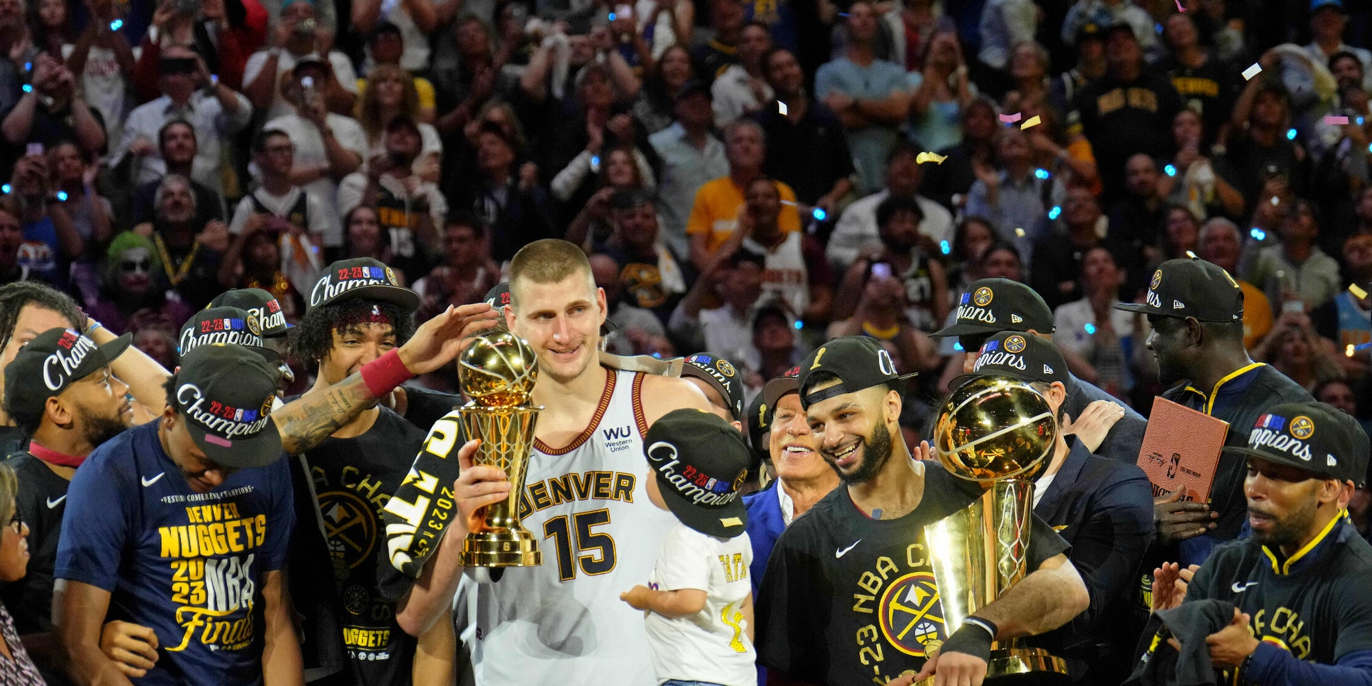 Nikola Jokic et son équipe des Nuggets de Denver, célébrant leur premier titre de champions NBA, le 12 juin 2023 au Pepsi Center de Denver.