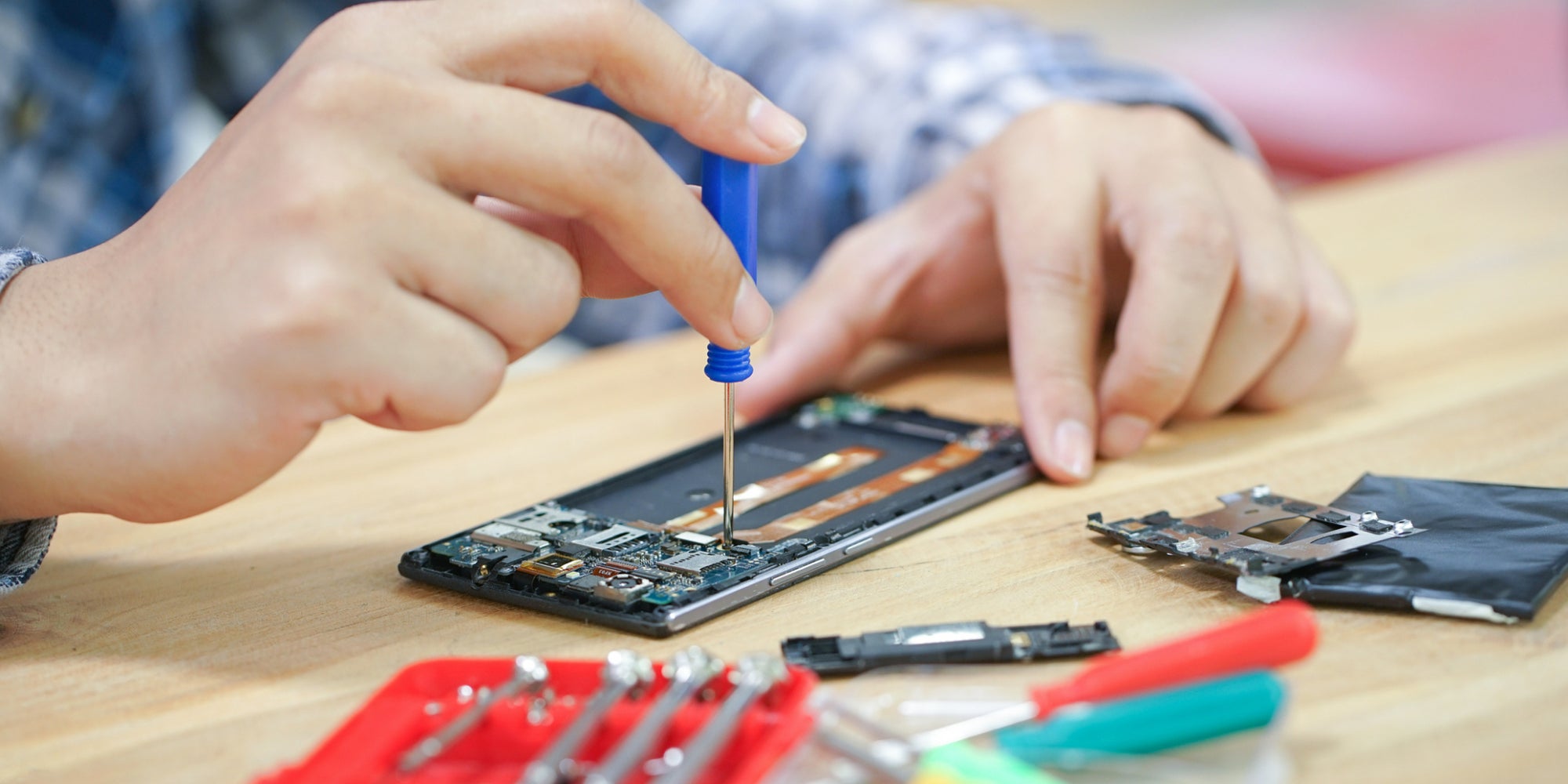 Voici tout ce qu'il faut savoir du bonus réparation, qui concernera les écrans de smartphones à partir du 1er janvier 2024.