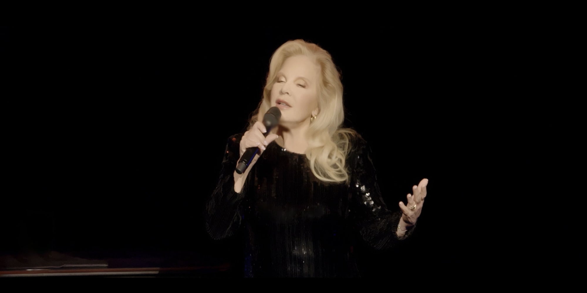 Sylvie Vartan sur la scène de la Salle Pleyel pour son spectacle "Le Récital" en 2021.