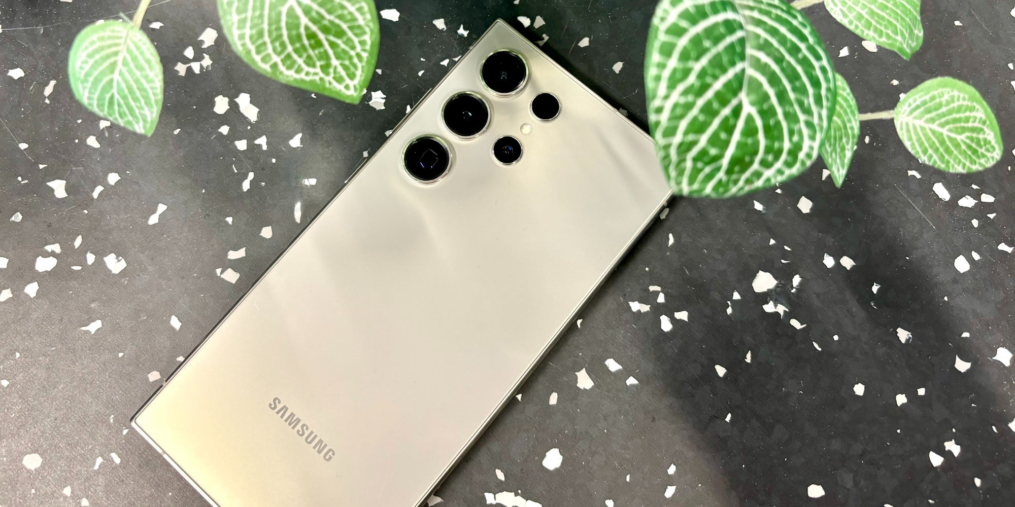 Le Galaxy S24 Ultra de Samsung dans son coloris gris titane.