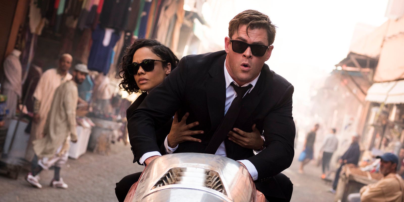 Accrochez vos ceintures : Chris Hemsworth et Tessa Thompson sont les nouveaux agents de "Men In Black : International".