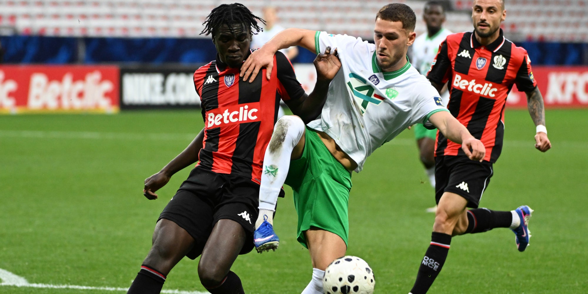 Kojo Oppong, de Nice, et Lucas Stassin, de l'ASSE, lors d'un match de Coupe de France, le 20 décembre 2025 à Bondoufle, en France. 
