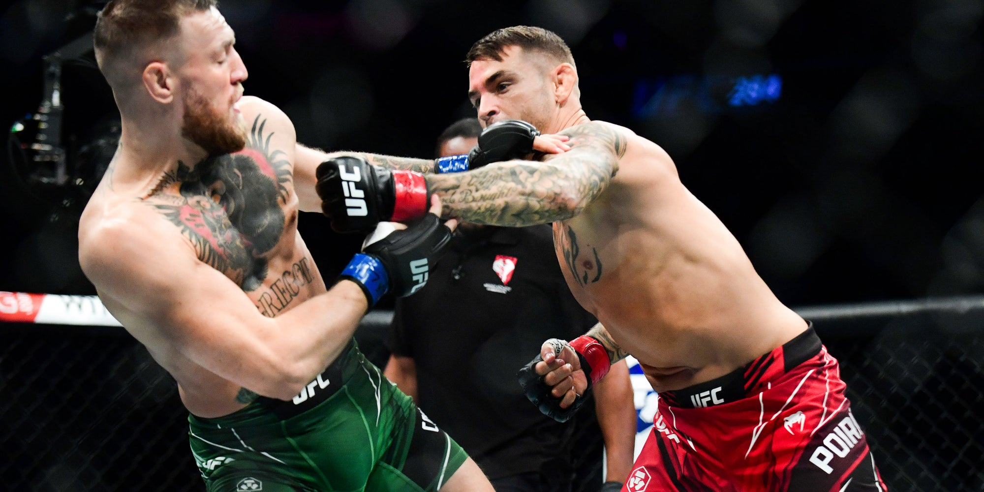 Conor McGregor (gants bleus) lors de son combat contre Dustin Poirier, le 10 juillet 2021 à la T-Mobile Arena (Las Vegas).