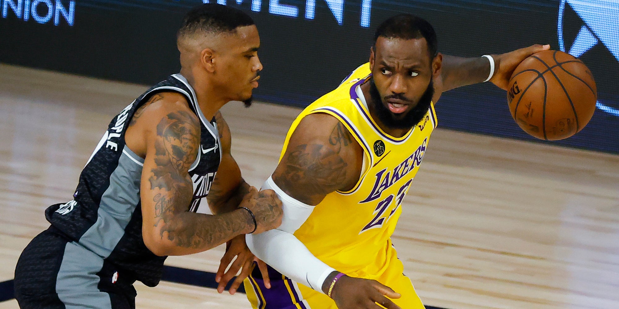  DaQuan Jeffries des Sacramento Kings face à LeBron James des LA Lakers dans la bulle de Disney, en Floride, le 13 août 2020.